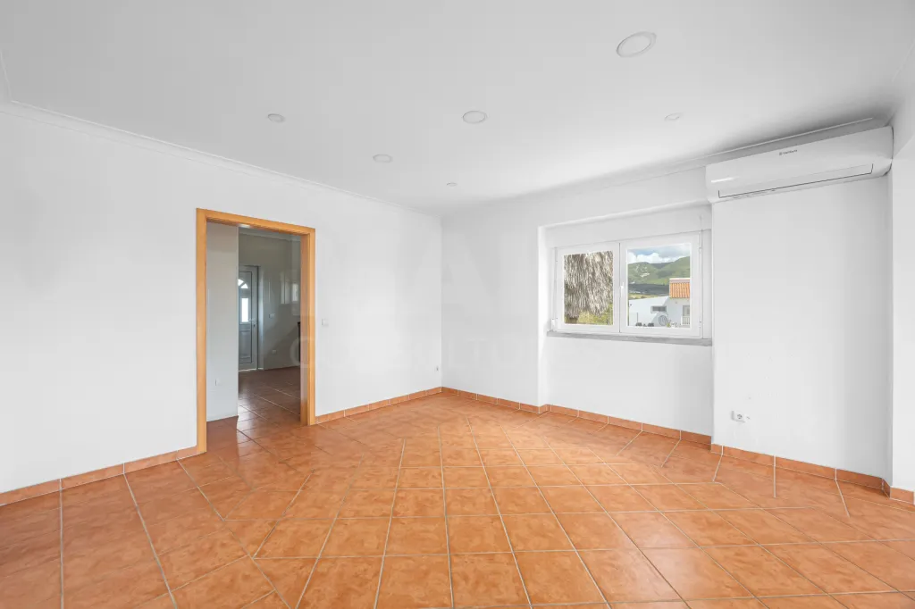 Moradia T6 Remodelada com Vista para a Serra de Montejunto
