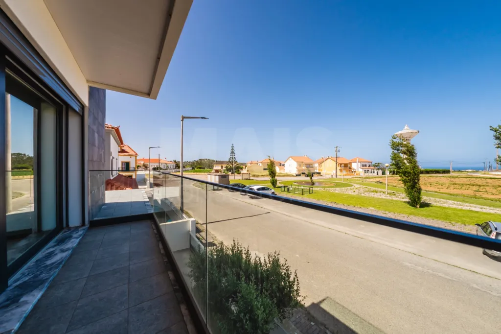 Moradia T3+2 Moderna com Vista Mar e Terraço Panorâmico