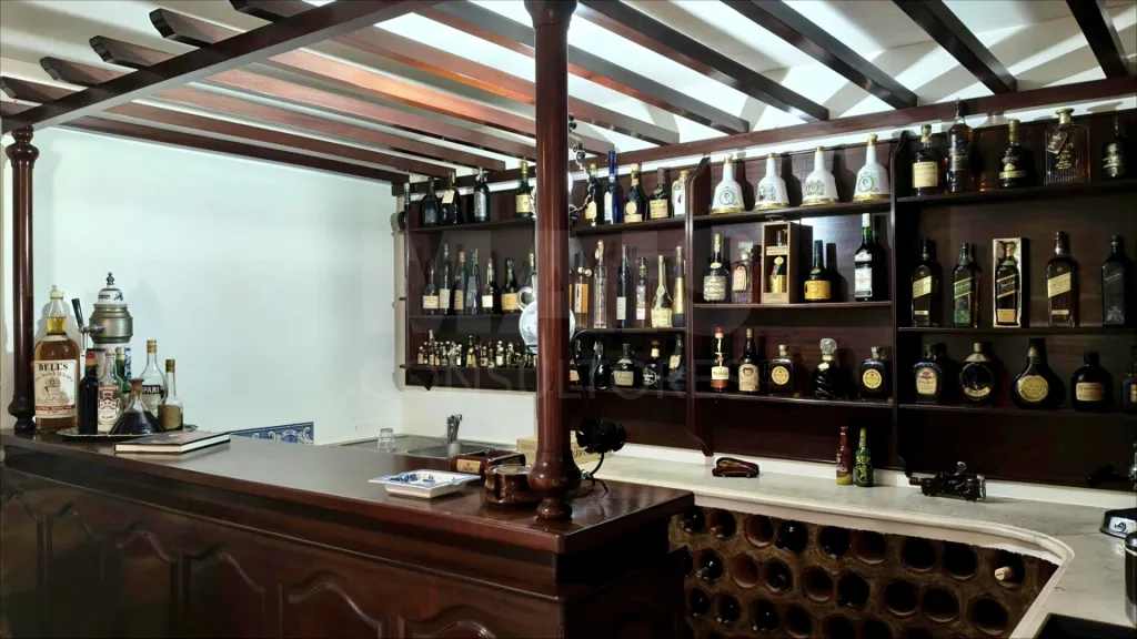 Prestigious 5-Bedroom Villa with Sea View, 2.075 m² Plot and Exclusive Artistic Details
