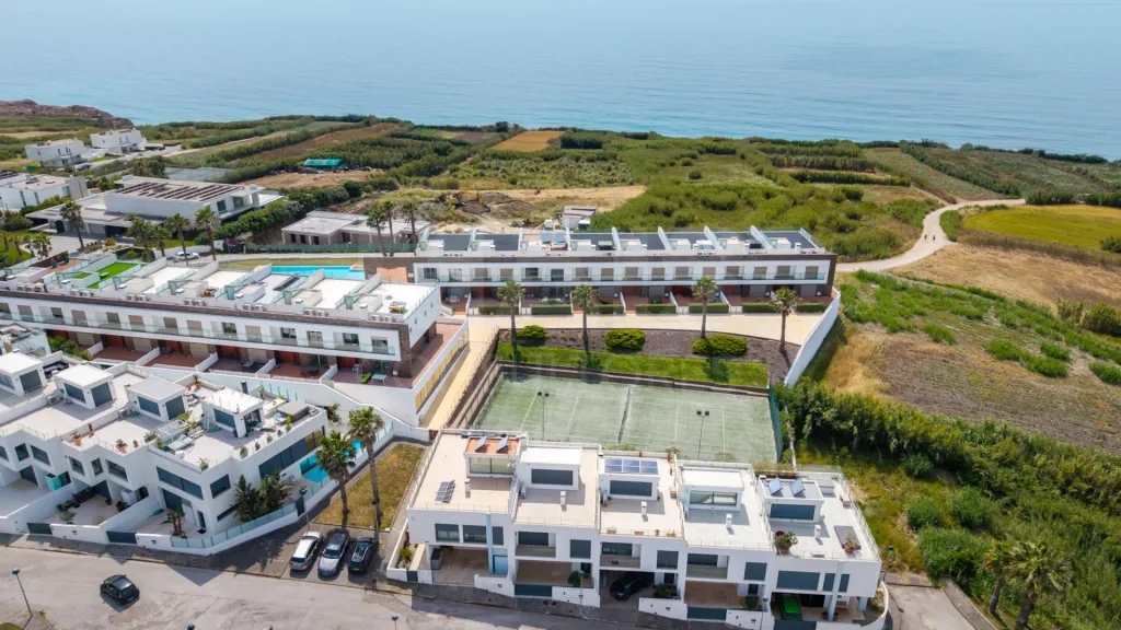 Moradia T4 com Vista Mar, Jacuzzi Panorâmico e Energia Solar | Lourinhã