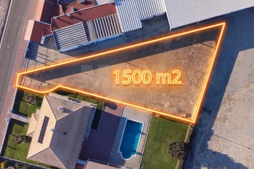 Moradia T4 com Piscina, 3 Garagens e Terreno de 3.179 m² em Almeirim