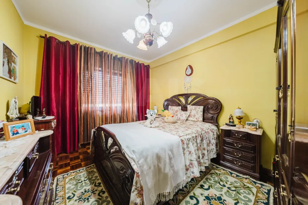 Spacious 3-Bedroom Apartment in Downtown Lourinhã with a Balcony and Terraces
