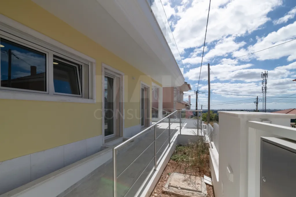 Moradia Geminada T4 + 1 em Famões