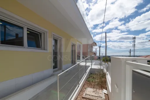 Semi-detached House 4 Bedrooms + 1 in Famões