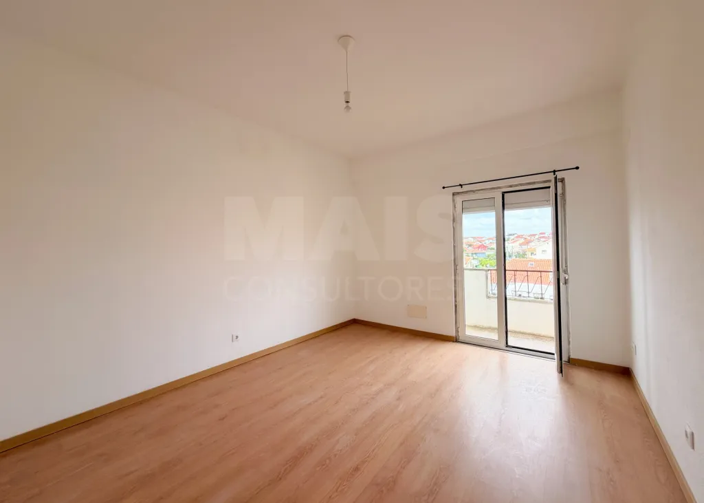 Prédio de Habitação e Comércio em Santa Iria de Azoia