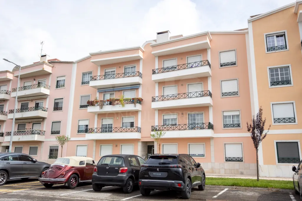 Apartamento T3 com excelente localização no Porto Alto