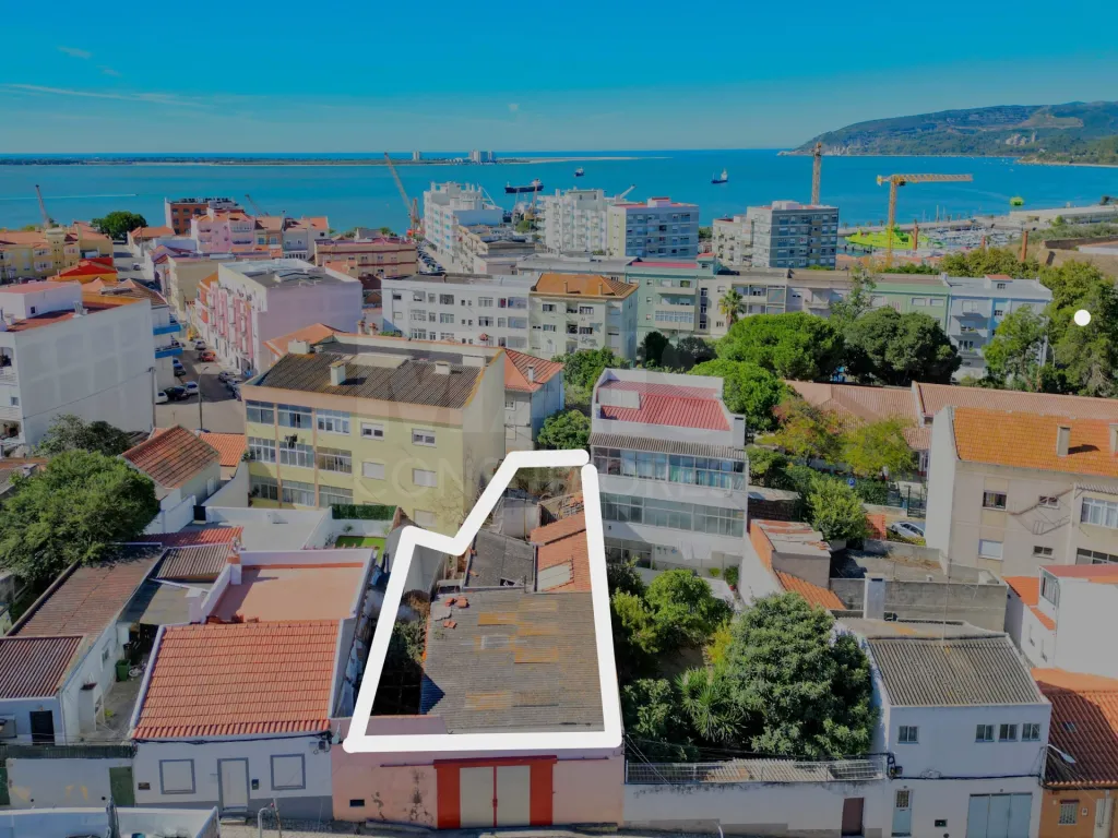 Ruína em Setúbal com Projeto para 8 Apartamentos T1