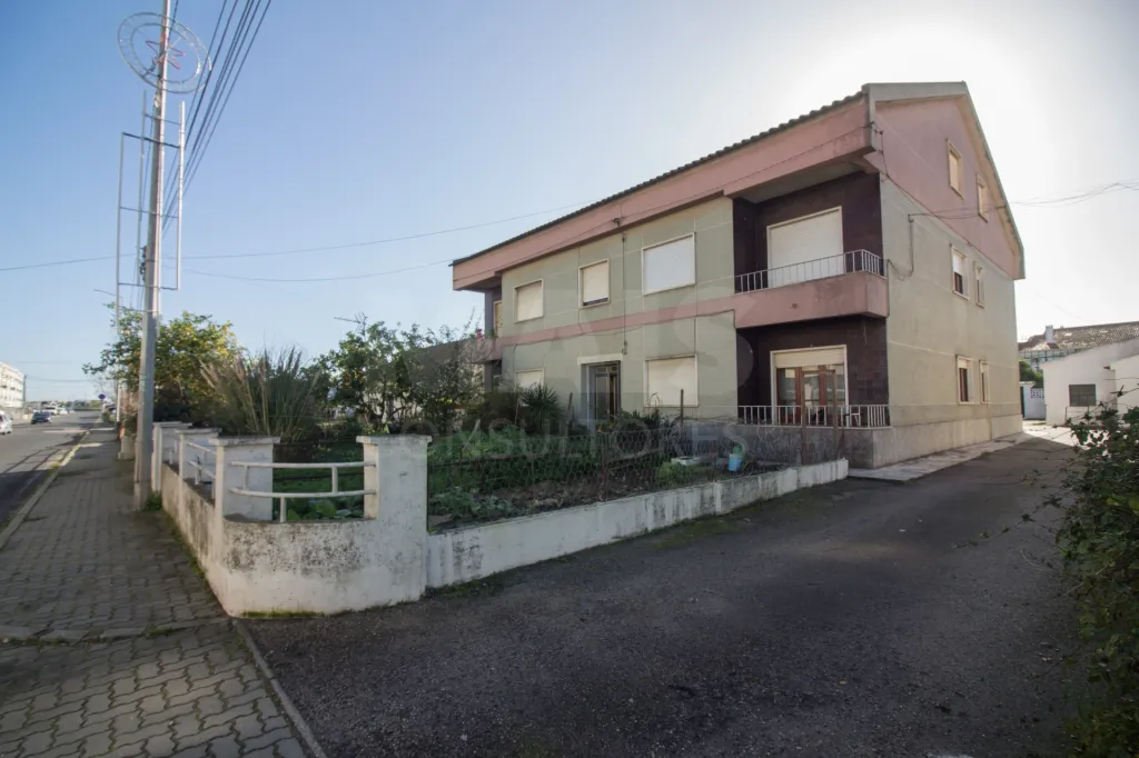 Prédio com garagens no Porto Alto, Samora Correia