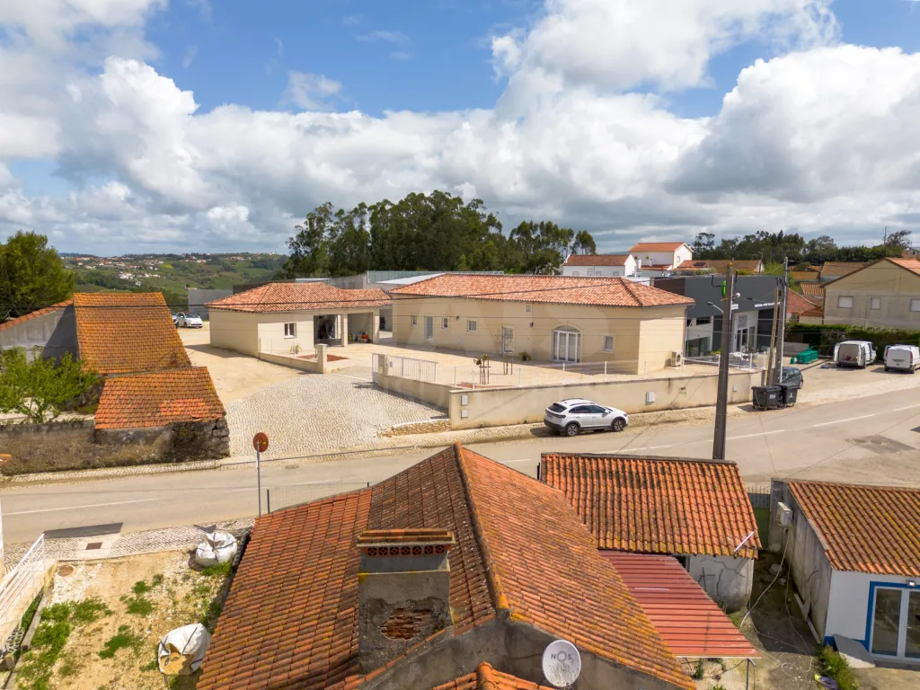 Moradia Térrea Renovada com Terreno Amplo – Próxima das Caldas da Rainha