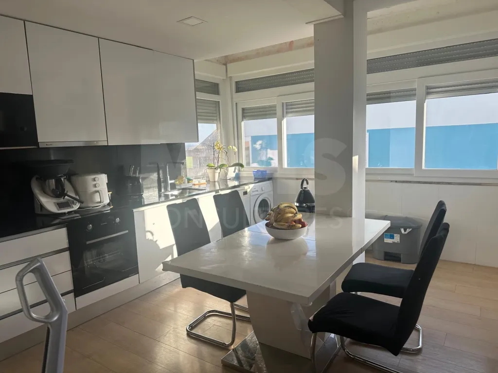 Apartamento T3 totalmente remodelado na Póvoa de Santa Iria com vista rio