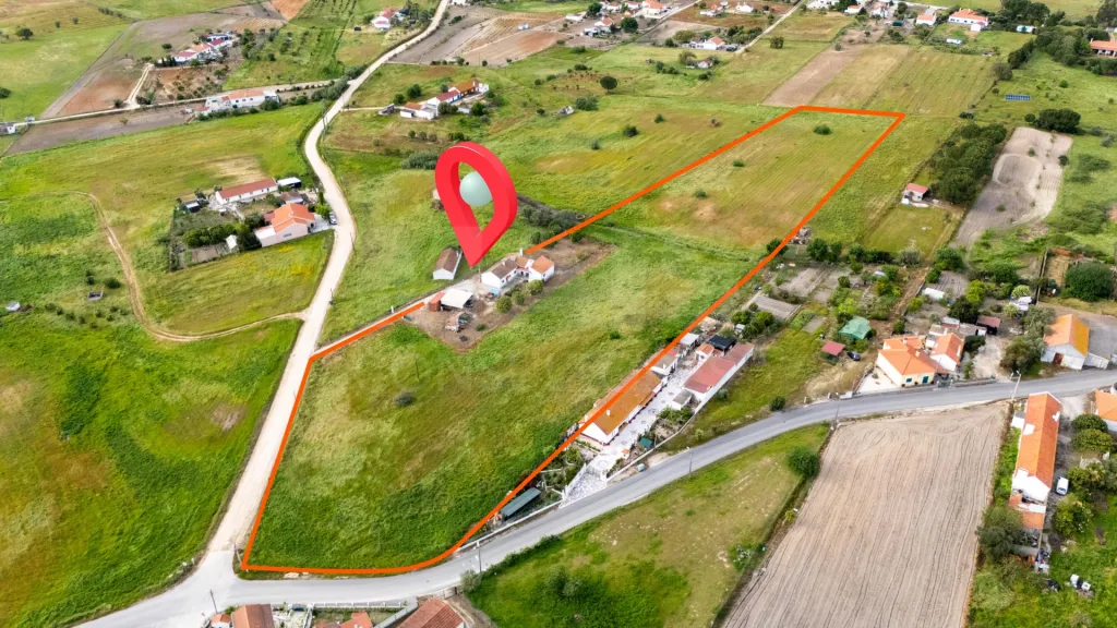 Farm with detached 3-bedroom house, set in a plot of land with 17890 m2 in Biscainho