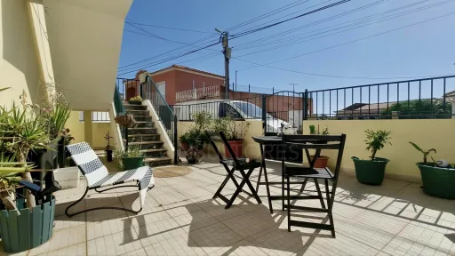 Ap. em Moradia T1+1, c/ Varanda, Vista Mar, Jacuzzi e Parqueamento !