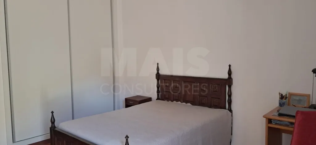 Moradia V2+1 isolada, em Sítio das Lombas