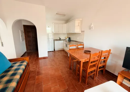 T1 na Vila Senhora da Rocha | Praia a 70 m | 4 Piscinas | 9 Hectares de Jardins| Caminhadas em Segurança Porches – Lagoa – Algarve | T1 onde pode deixar o carro estacionado e viver o Algarve a pé.