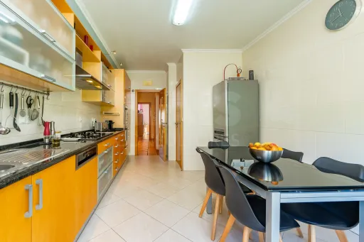 Apartamento T3 com box e vista rio em Vila Franca de Xira