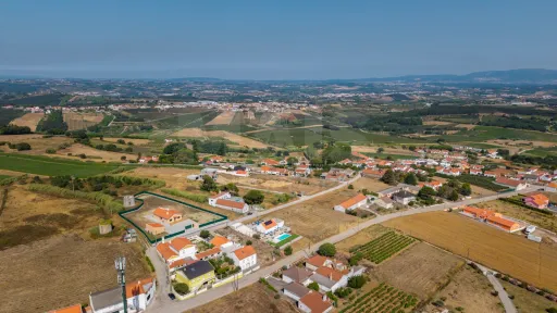Moradia T4 nova com piscina em terreno de 2200m2