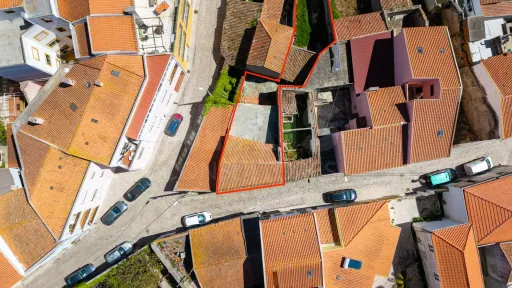 Moradia T3 com quintal para recuperar em Atouguia da Baleia