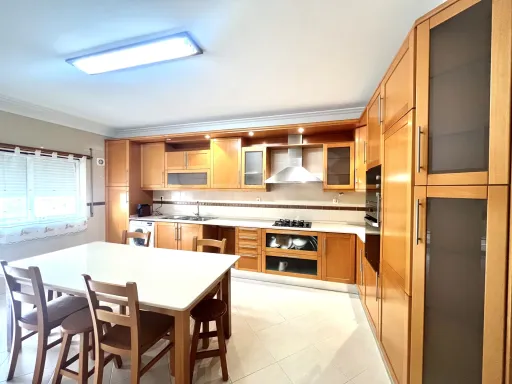 3 bedroom apartment with parking in Urbanização das Oliveirinhas