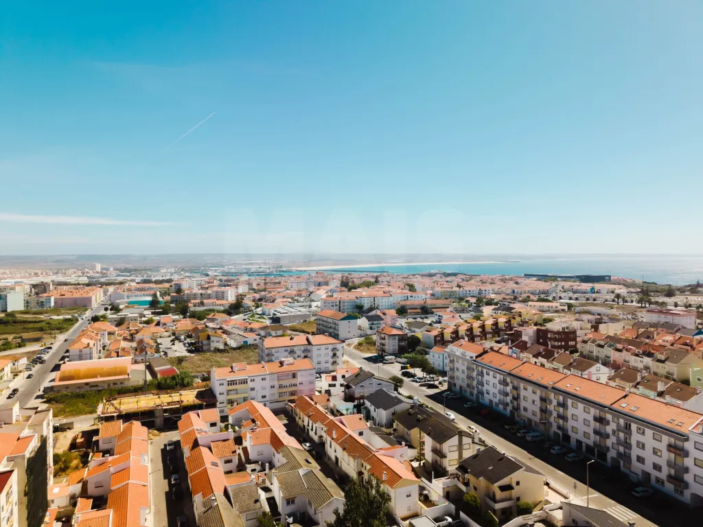 T2 Renovado com Varanda e Vista Mar em Peniche