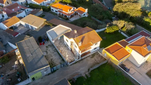 Moradia com  2 apartamentos T3 com garagem, logradouro e terreno em Atouguia da Baleia- Peniche
