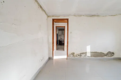 Quinta com duas moradias em ruína, poço e anexo com T0!