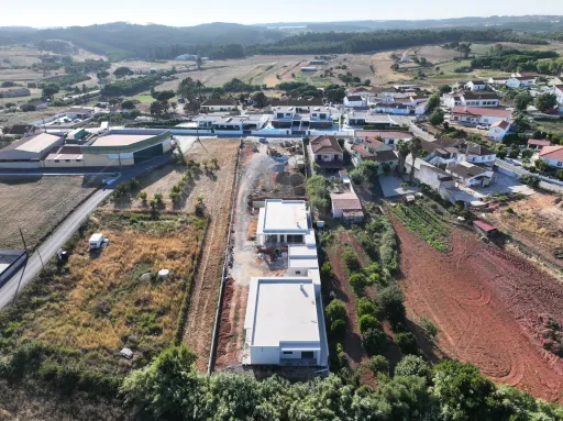 Moradia Contemporânea T4 com Suite Master, Piscina de Água Salgada, Garagem e Acabamentos Premium !