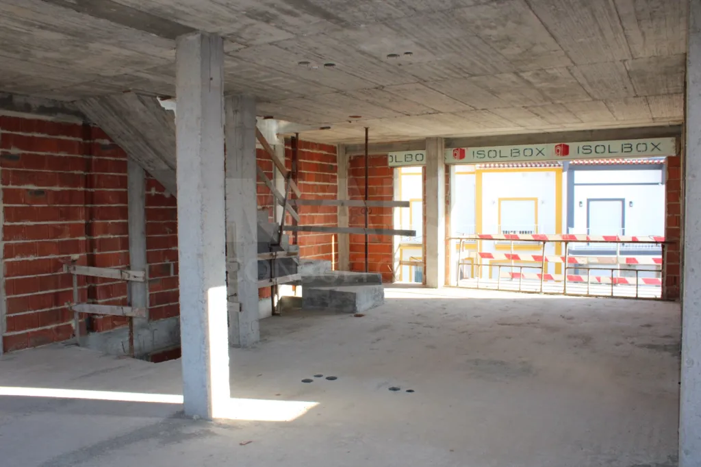 Moradia T3+1 junto praias | Garagem + logradouro privado | Terraço panorâmico sobre o mar