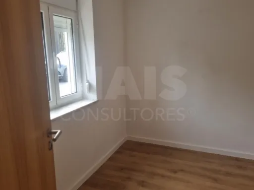 Prédio em propriedade total de r/c e 1º andar, susc. de utilização independente, em  ALFERRAREDE | ABRANTES