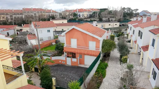 3-bedr. house in Manique with 1-bedr. annex for profit