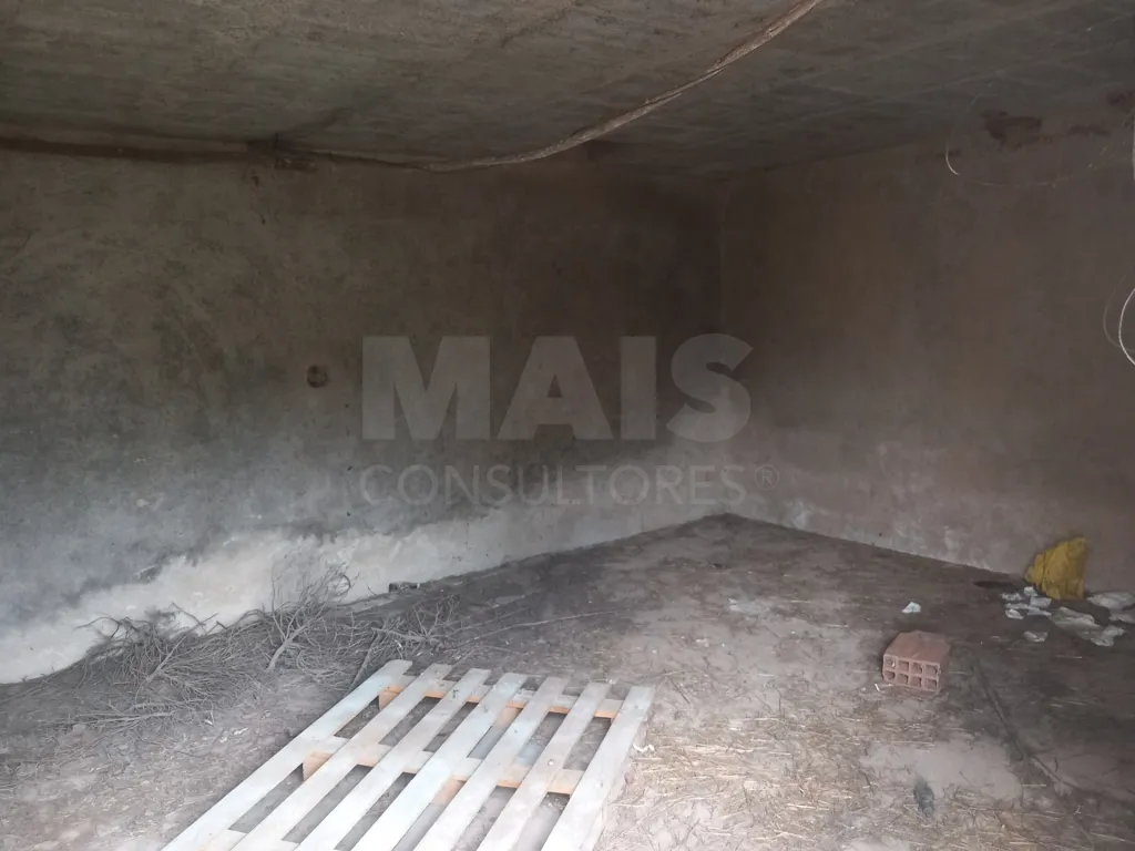 Casa com terreno com possível construção