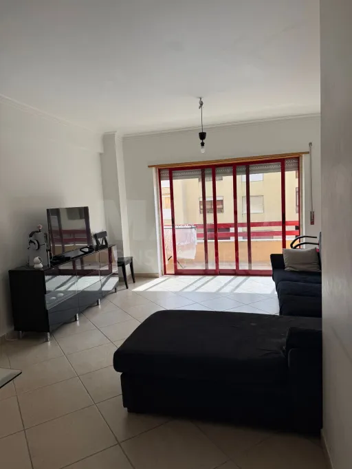 Apartamento T2 na Póvoa de Santa Iria com parqueamento e terraço