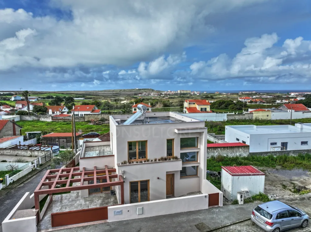 Moradia T3 c/ 2 Suites, 1 Closet, Logradouro e Vista Mar!