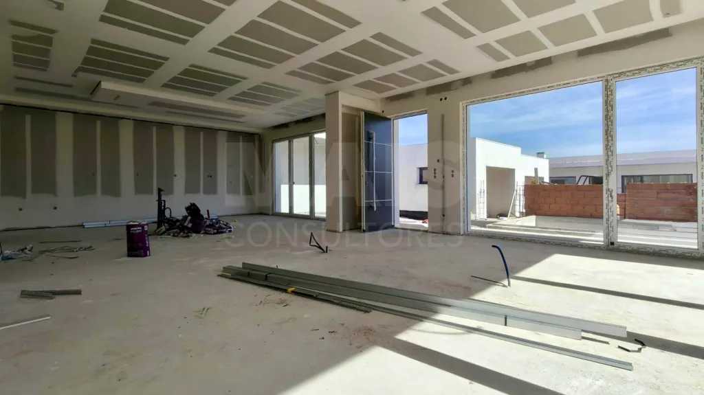 Moradia Térrea T4 com Suite Master, Piscina de Água Salgada, Garagem e Acabamentos Premium !