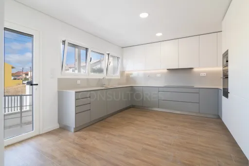 Semi-detached House 4 Bedrooms + 1 in Famões