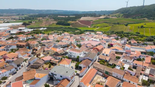 Apartamento T4 com quintal e estacionamento