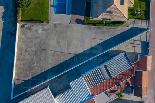 Moradia T4 com Piscina, 3 Garagens e Terreno de 3.179 m² em Almeirim