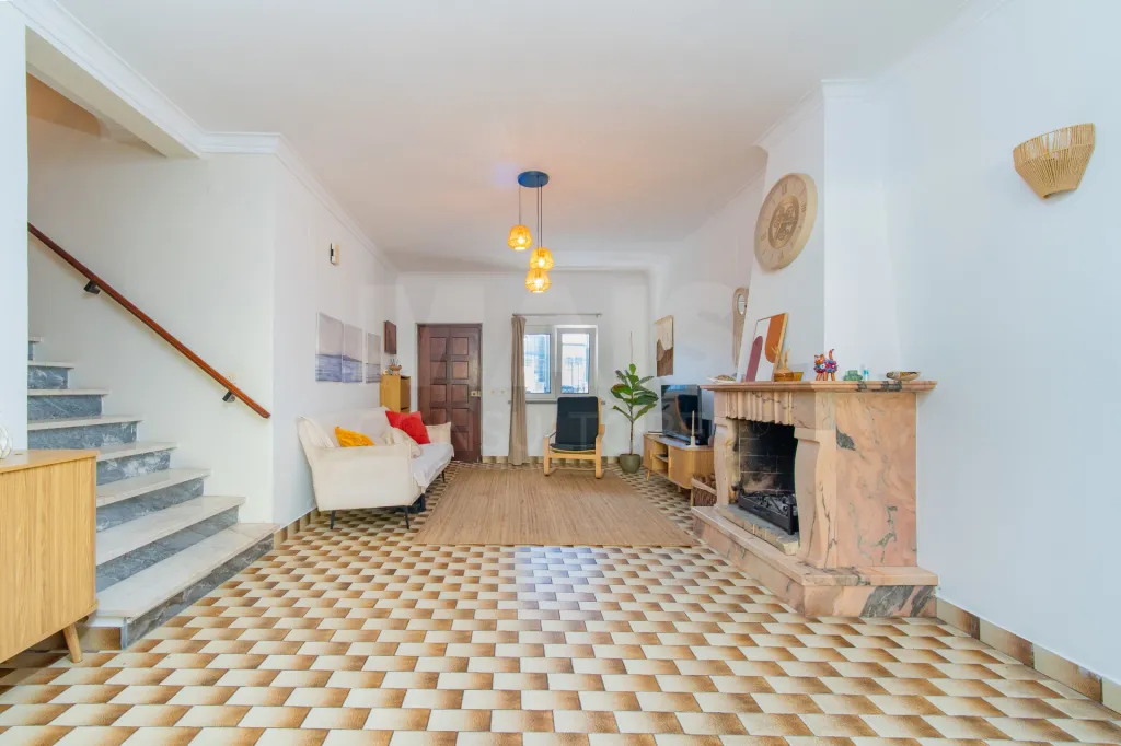 4-Bedroom House in Downtown Samora Correia