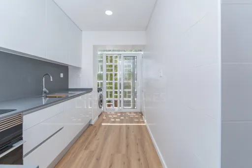 Apartamento T2 Totalmente Remodelado com Varanda no Coração de Alverca | Modernidade, Conforto e Localização de Excelência