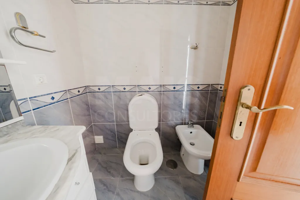Apartamento T3 com garagem e varanda.