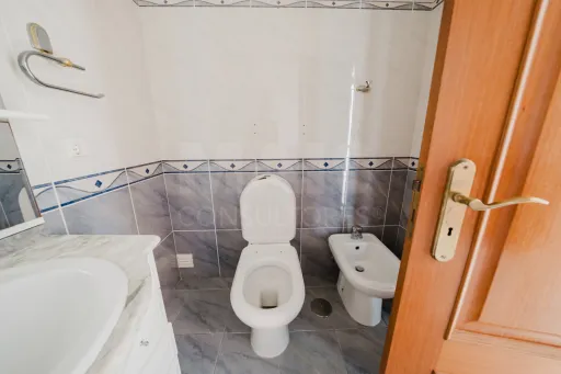 Apartamento T3 com garagem e varanda.