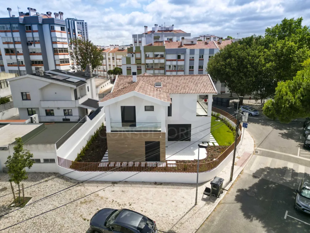 New 4-bedroom house with a pool in Linda a Velha