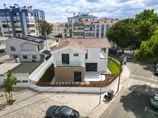 New 4-bedroom house with a pool in Linda a Velha