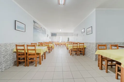 Prédio no centro de Peniche – com comércio e habitação, vista mar