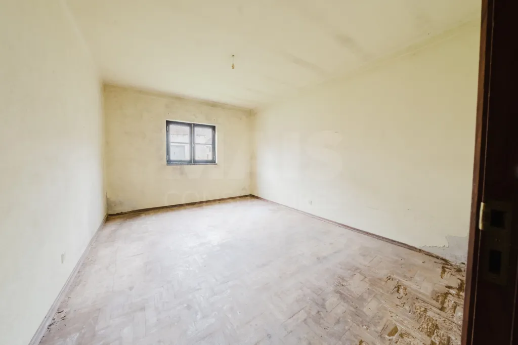 2 Moradias p/a recuperar em terreno plano c/ 4.603m2