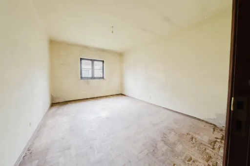 2 Moradias p/a recuperar em terreno plano c/ 4.603m2