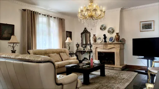 Moradia T5 de Prestígio com Vista Mar, Terreno de 2.075 m² e Detalhes Artísticos Exclusivos