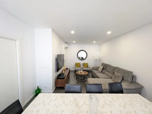 Arruda dos Vinhos T2 with 2 bathrooms, garage and storage room in Mário Gaspar square