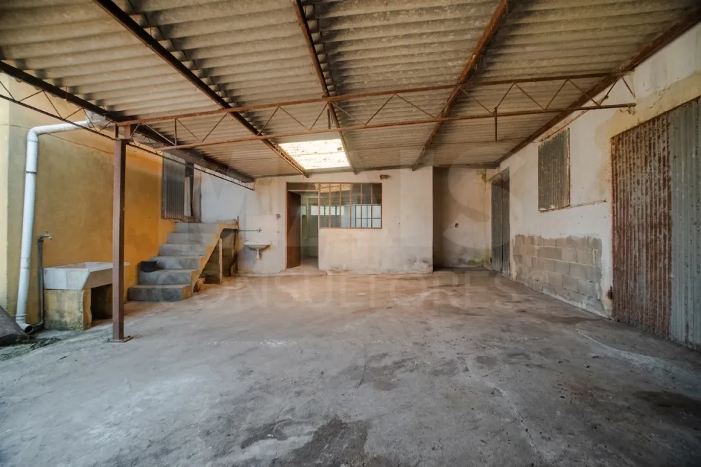 Quintinha T3 com 7.616 m² de terreno urbano e anexos (Casal do Rei)