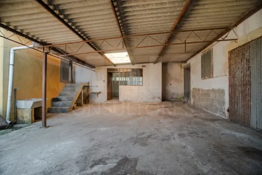 Quintinha T3 com 7.616 m² de terreno urbano e anexos (Casal do Rei)
