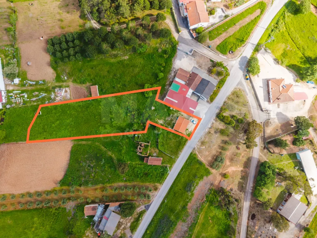 Moradia para remodelar em terreno com 1.809m2